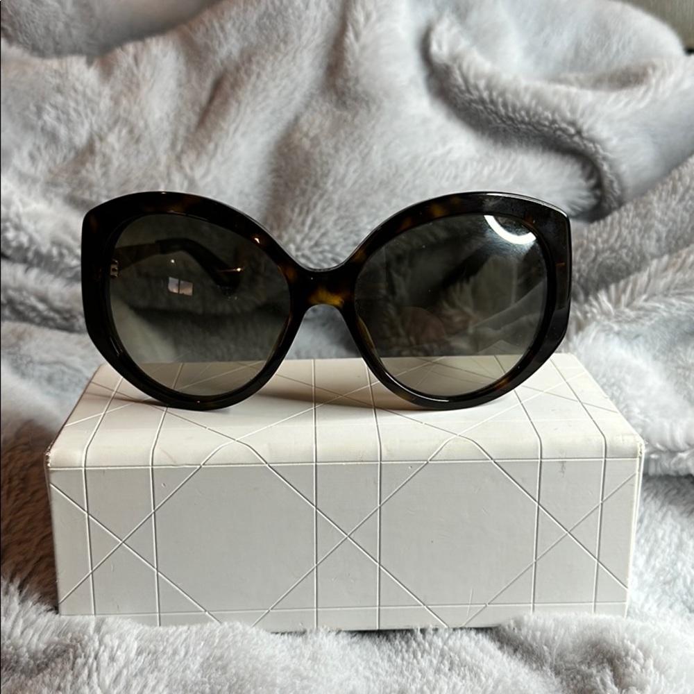 💕 DIOR | Sunnies in ORIGINAL case💕
